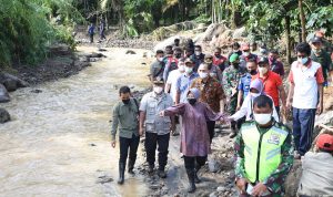 Menteri Sosial RI Tri Rismaharini melakukan kunjungan kerja ke Lokasi Terdampak Bencana Alam Tanah Longsor di Dusun III Desa Rumah Kinangkung Kecamatan Sibolangit