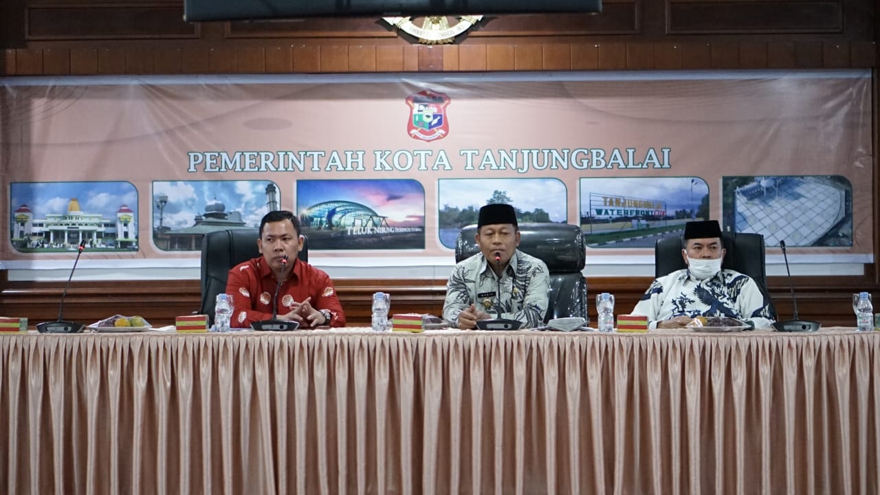 Pelaksana Tugas (Plt) Wali Kota Tanjungbalai H Waris Thalib menghadiri sekaligus membuka langsung Rapat Koordinasi Persiapan Laporan Keuangan Pemerintah Daerah Tahun Anggaran 2021 di Aula I Sutrisno Hadi, Kantor Walikota, Tanjungbalai