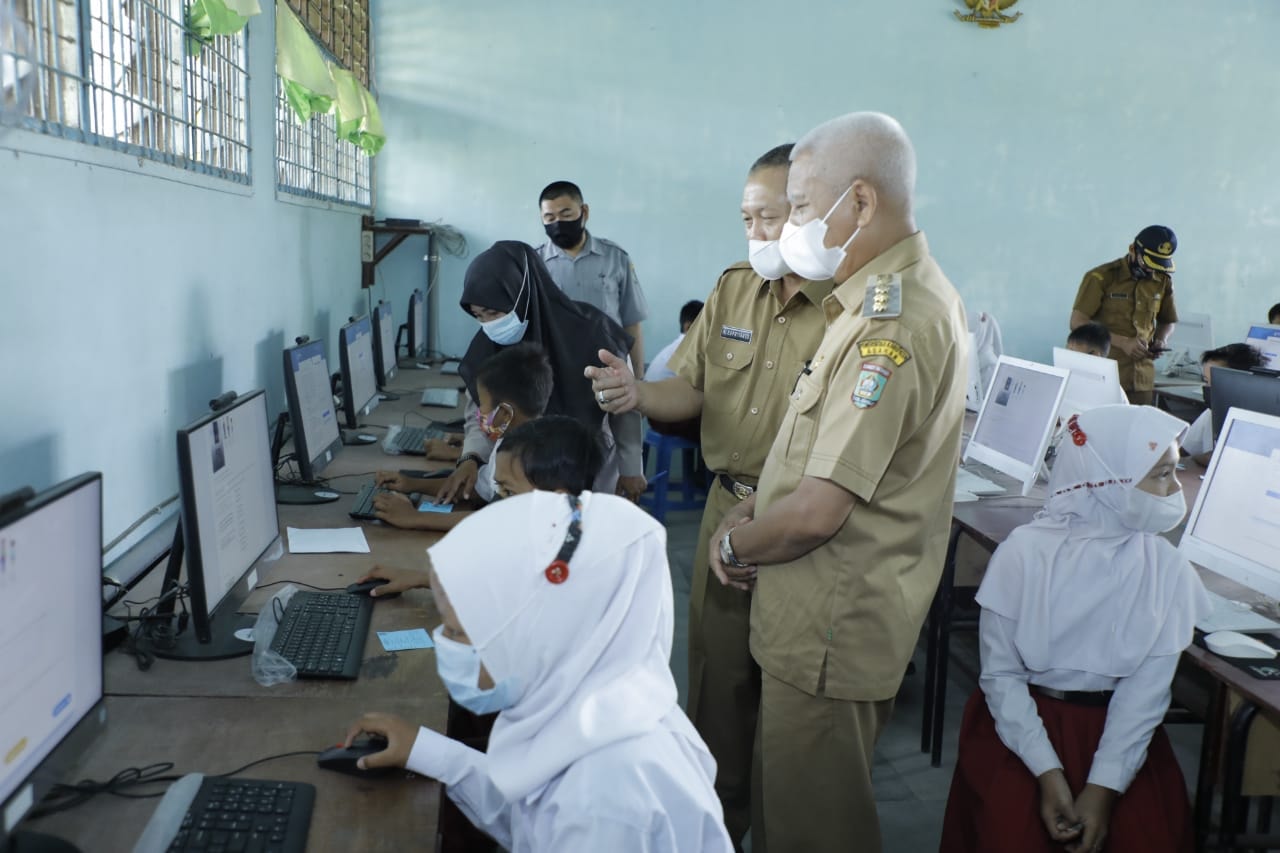 Bupati Asahan H. Surya, BSc meninjau pelaksanaan Asesmen Nasional Bebasis Komputer (ANBK) Tingkat Sekolah Dasar (SD), Selasa (16/11/2021).