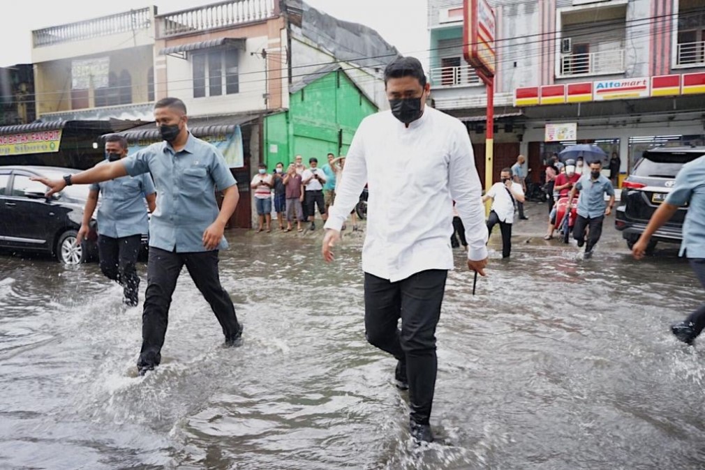 Wali Kota Medan, Bobby Nasution memimpin rapat evaluasi banjir di Kecamatan Medan Tuntungan, Jumat (26/11/2021).