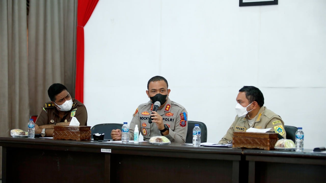 Bupati Pakpak Bharat mengundang segenap Unsur Forum Pimpinan Daerah Pakpak Bharat guna membahas beberapa langkah teknis diantaranya guna mencegah penyebaran Covid-19 dengan adanya beberapa perhelatan dimaksud