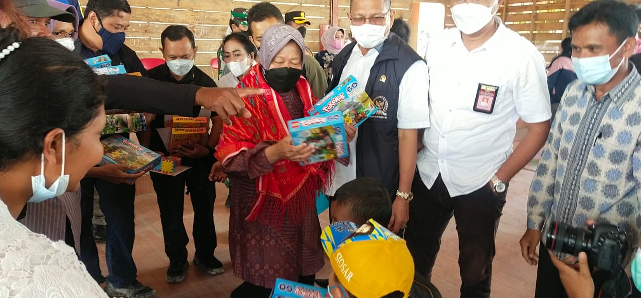 upati Karo Cory Seriwaty Sebayang sambut kunjungan Menteri Sosial RI, Tri Rismaharini beserta rombongan dalam rangka memberikan bantuan kepada pengungsi Erupsi Gunung Sinabung bertempat di Jambur Siosar, Kecamatan Merek