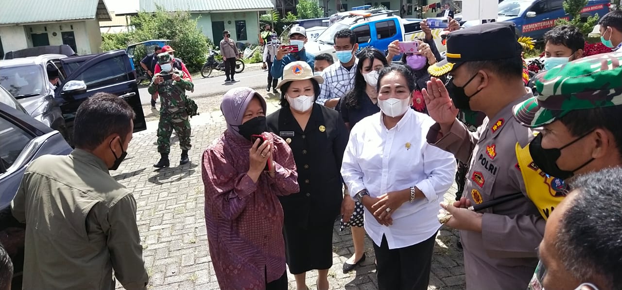 upati Karo Cory Seriwaty Sebayang sambut kunjungan Menteri Sosial RI, Tri Rismaharini beserta rombongan dalam rangka memberikan bantuan kepada pengungsi Erupsi Gunung Sinabung bertempat di Jambur Siosar, Kecamatan Merek