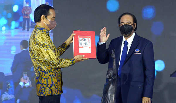 Ketua Umum Partai Nasional Demokrat (Nasdem) Surya Paloh menegaskan partainya akan mengawal Presiden Joko Widodo (Jokowi) dalam menjalankan roda pemerintahannya hingga 2024
