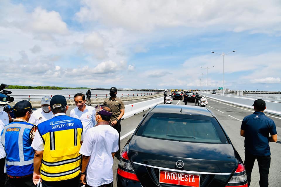 Presiden Joko Widodo atau Jokowi dan Ibu Negara Iriana meninjau sejumlah infrastruktur pendukung untuk Konferensi Tingkat Tinggi (KTT) G20, Kamis (2/12/2021). Lokasi yang pertama ditinjau adalah Jalan Tol Bali-Mandara.