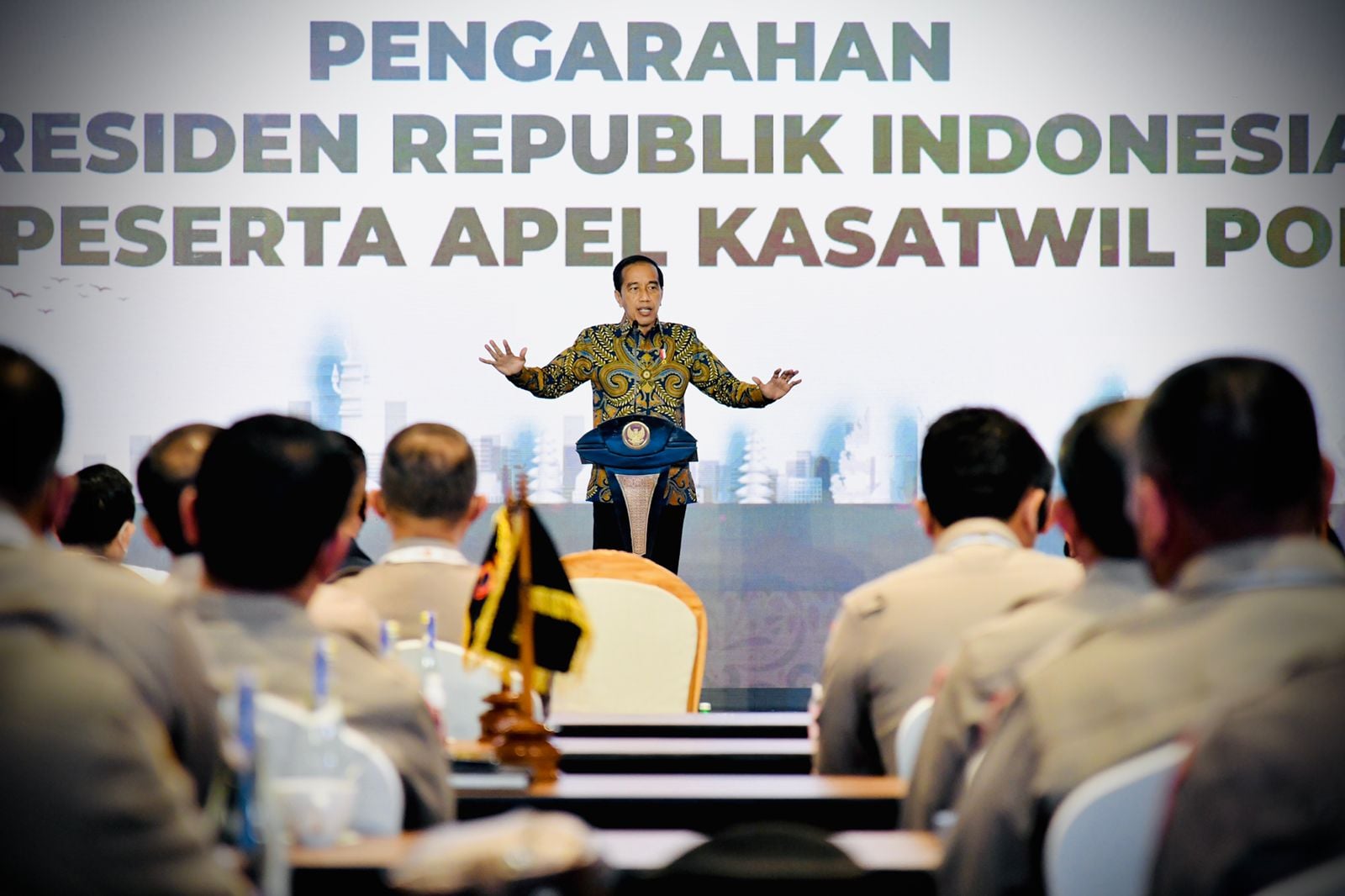 Presiden RI Joko Widodo (Jokowi) mengingatkan seluruh masyarakat untuk waspada terhadap ancaman COVID-19 varian Omicron yang sudah mulai menyebar ke banyak negara. Di saat yang sama, Presiden menekankan jajaran TNI-Polri untuk terus menggencarkan program vaksinasi kepada masyarakat.