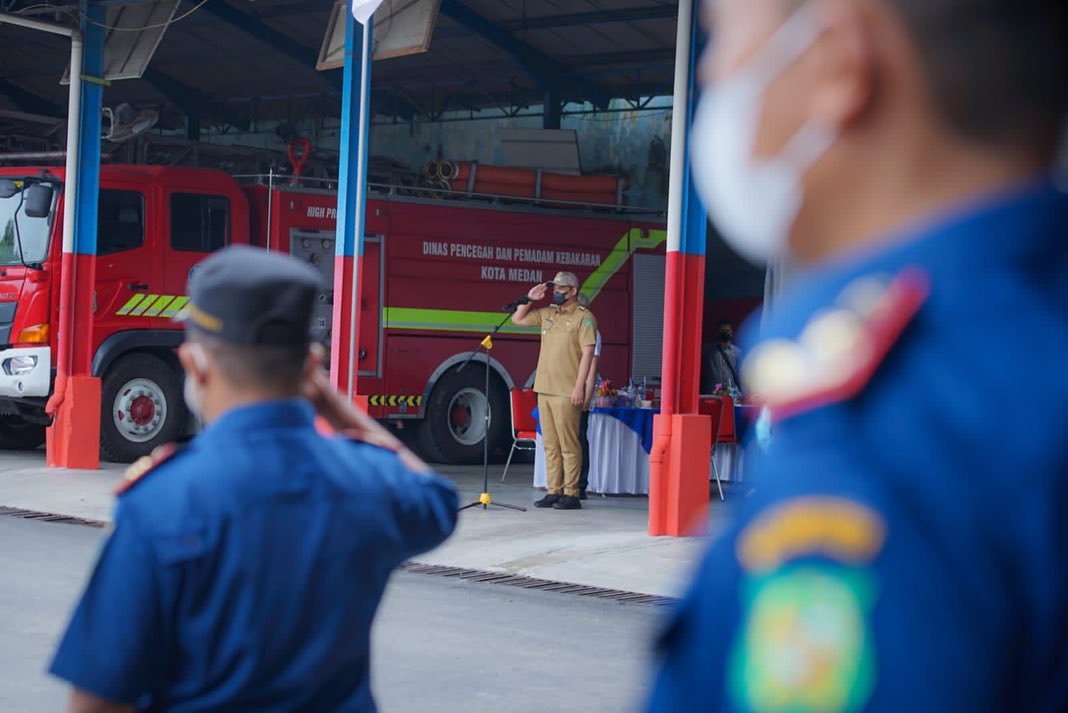 Wali Kota Medan, Bobby Nasution memimpin Apel Akbar Jajaran Dinas Pencegahan dan Pemadam Kebakaran (P2K) Kota Medan, di halaman Kantor P2K, Jalan Candi Borobudur, Medan, Senin (6/12/2021).
