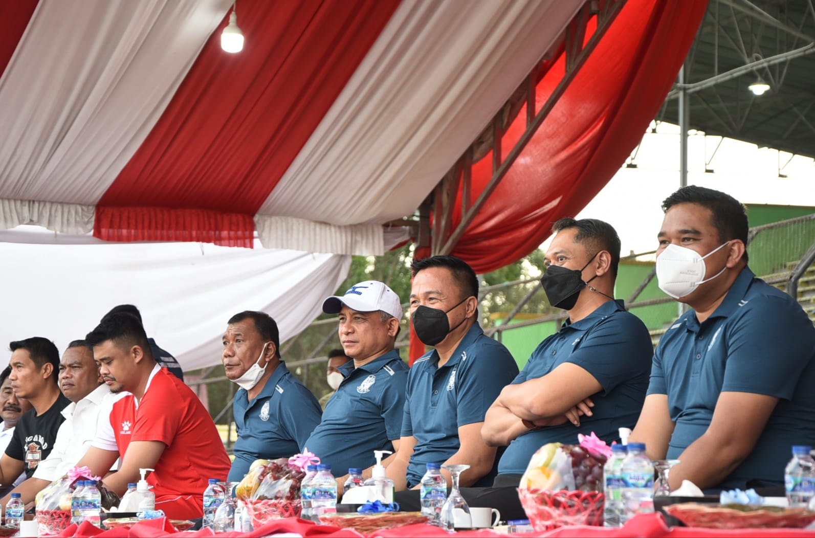 Pemko Medan menggelar pertandingan sepak bola persahabatan antar Kabupaten dan Kota yang ada di Sumut di stadion Teladan Medan, Jumat (10/12/2021)