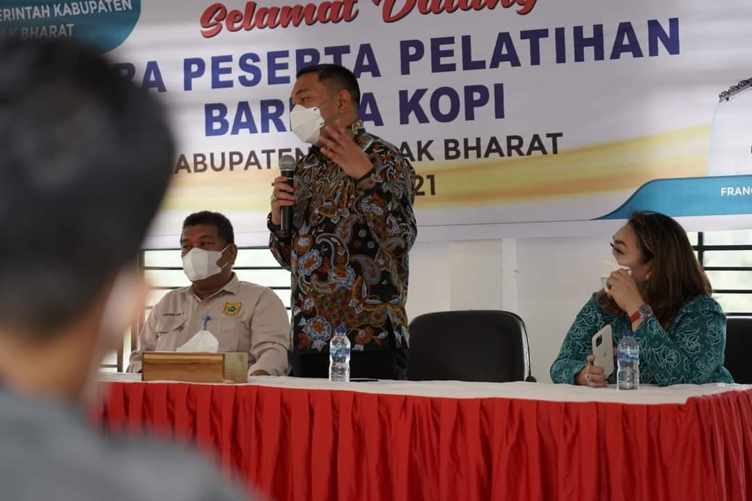 FB_IMG_1638340009770 Bupati Pakpak Bharat Franc bernhard tumanggor membuka pelatihan barista kopi bagi pegiat Usaha Mikro, Kecil dan Menengah (UMKM) khususnya yang bergerak dalam bidang pengolahan bubuk kopi, cafe Dan pelaku UMKM yang berada di wilayah pariwisata di kabupaten Pakpak Bharat (01/12/2021).