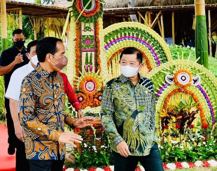 Presiden Joko Widodo (Jokowi) berbicara mengenai pentingnya investasi bagi ekonomi Indonesia. Jokowi lantas mengancam akan mencopot kapolda-kapolres yang tak bisa mengawal agenda besar.