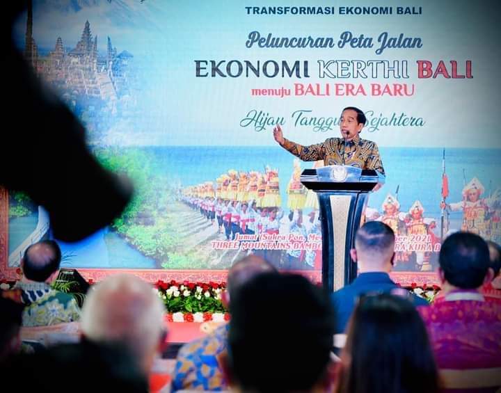 Presiden Joko Widodo (Jokowi) berbicara mengenai pentingnya investasi bagi ekonomi Indonesia. Jokowi lantas mengancam akan mencopot kapolda-kapolres yang tak bisa mengawal agenda besar.