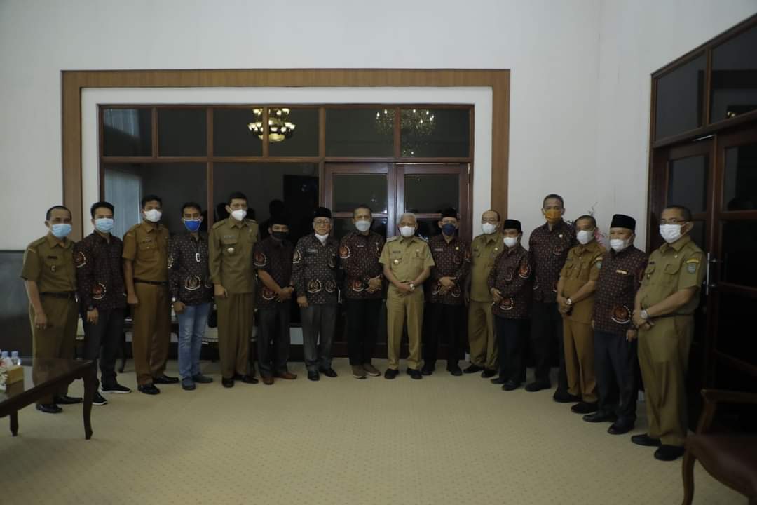 Badan Pembudayaan Kejuangan (BPK) Dewan Harian Daerah (DHD) 45 Sumatera Utara (Sumut) dan BPK Dewan Harian Cabang (DHC) 45 Kabupaten Asahan melakukan audiensi dengan Bupati Asahan H. Surya, BSc di Ruang Kerja Bupati Asahan, Senin (06/12/2021).