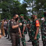 Bupati Pakpak Bharat Franc Bernhard Tumanggor menghadiri Apel Pergeseran Pasukan Operasi Huta Toba 2021 di Lapangan apa Sengkut, Salak, Senin (6/12/2021).