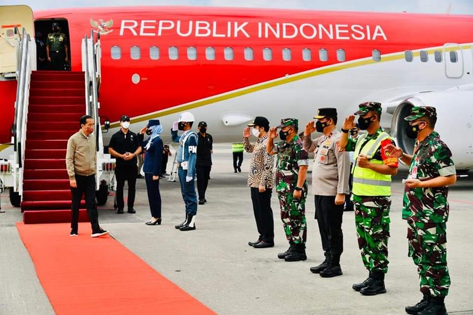 Presiden Joko Widodo bertolak ke Jawa Timur guna meninjau lokasi erupsi Gunung Semeru di Kabupaten Lumajang, Selasa (7/12/2021). Sejumlah pejabat mendampingi Jokowi.