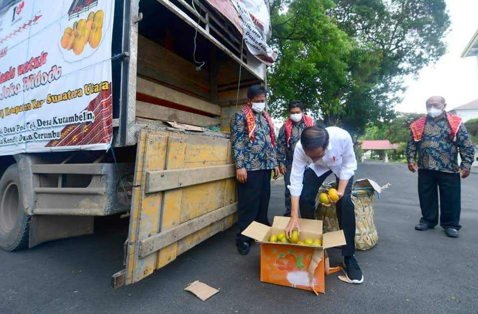 Presiden Joko Widodo (Jokowi) menerima warga dari Liang Melas Datas, Karo, Sumatera Utara (Sumut) yang meminta jalan di wilayahnya diperbaiki sambil membawa satu truk jeruk. Jokowi mengatakan telah memerintahkan Kementerian PUPR memperbaiki jalan itu.