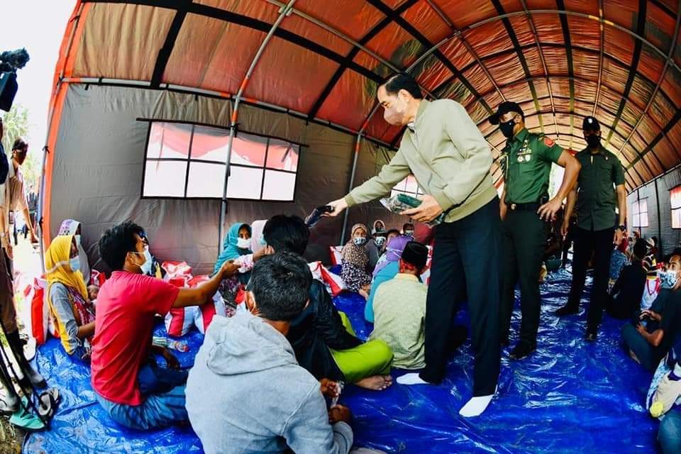 Presiden RI Joko Widodo (Jokowi) tiba di tempat posko pengungsian bencana erupsi Semeru di Kabupaten Lumajang, Jawa Timur. Ia tiba pada Selasa, 7 Desember 2021 pukul 10.21 WIB.