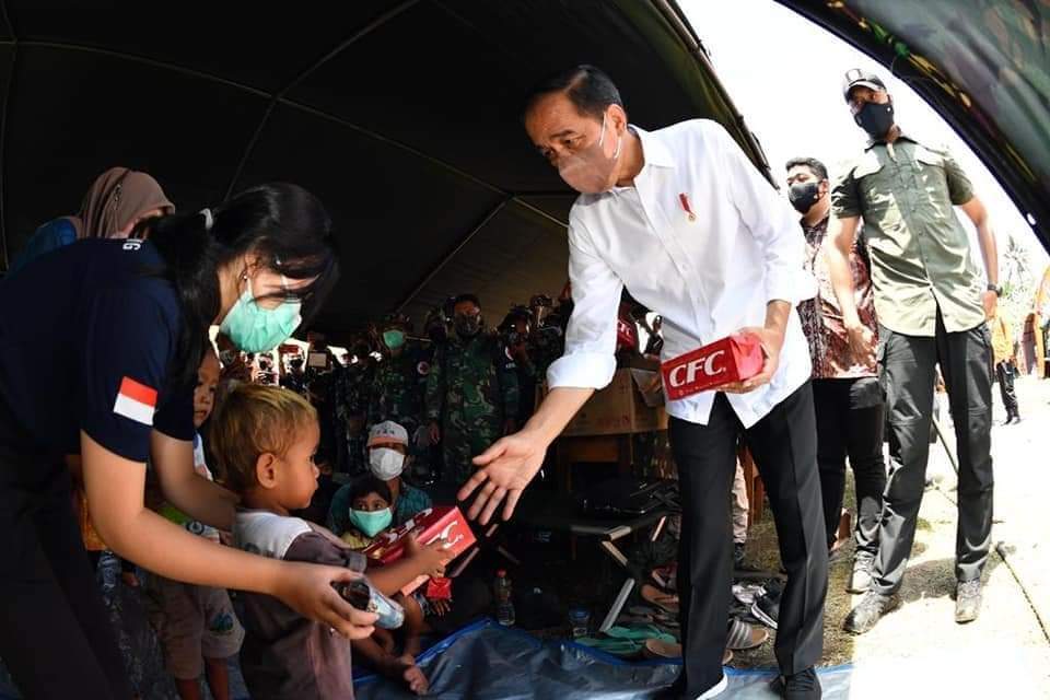 Presiden RI Joko Widodo (Jokowi) tiba di tempat posko pengungsian bencana erupsi Semeru di Kabupaten Lumajang, Jawa Timur. Ia tiba pada Selasa, 7 Desember 2021 pukul 10.21 WIB.