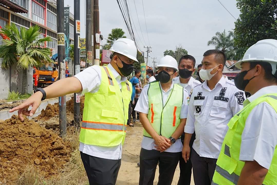 Tinjau Pemasangan U-Ditch di Jalan Karya Wisata Medan Johor, Bobby: Mengurangi Titik Banjir