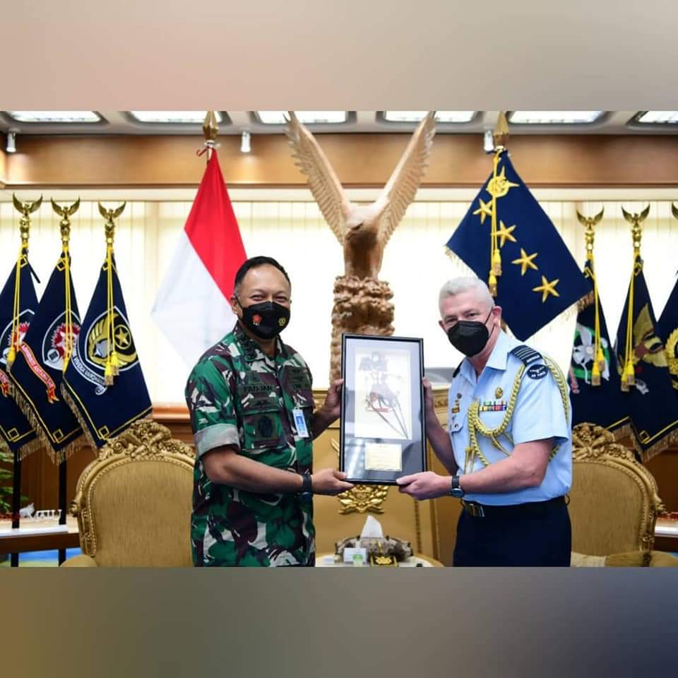 Kepala Staf Angkatan Udara (Kasau), Marsekal TNI Fadjar Prasetyo, S.E, M.P.P., menerima kunjungan Atase Udara Australia untuk Indonesia Group Captain Cal Harrison, di Mabesau, Cilangkap, Jakarta Timur, Rabu (15/12/2021).