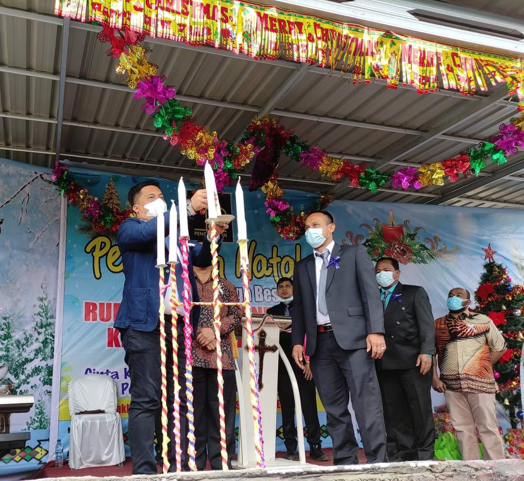 Jajaran Pegawai Rutan Kelas IIB Kabanjahe Kanwil Kemenkumham Sumatera Utara bersama warga binaan yang beragama Nasrani mengikuti ibadah dan perayaan Natal dengan hikmat, Sabtu (18/12/2021) pukul 09.00 WIB di Taman Sarana Edukasi Rutan Kabanjahe.