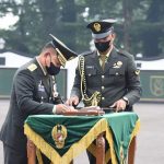 Kepala Staf Angkatan Darat (Kasad) Jenderal TNI Dudung Abdurachman, S.E.,M.M., melantik dan mengambil sumpah 999 orang Perwira Pertama (Pama) pada Upacara Prasetya Perwira Pendidikan Pembentukan Perwira Khusus (Praspa Diktukpasus) TNI AD TA 2021 di Lapangan Wiradhika Secapa TNI AD Bandung, Senin (20/12/2021).