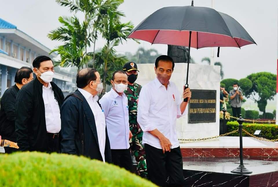Presiden Joko Widodo atau Jokowi bertolak menuju Provinsi Kalimantan Utara dalam rangka kunjungan kerja pada hari ini, Selasa (21/12/2021), untuk groundbreaking Kawasan Industrial Park Indonesia.