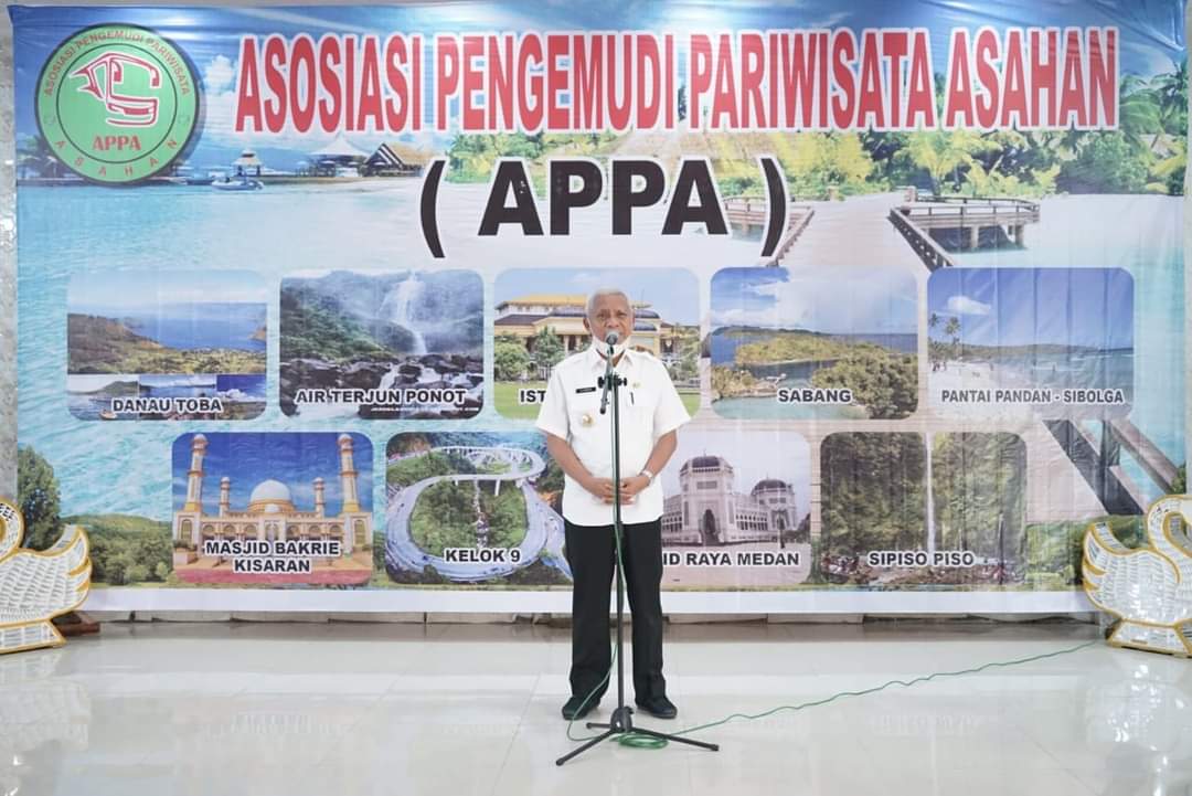 ewan Penasehat APPA Kabupaten Asahan yang juga adalah Wakil Bupati Asahan Taufik Zainal Abidin, S.Sos, M.Si melantik dan mengukuhkan Asosiasi Pengemudi Pariwisata Asahan (APPA) di Rumah Gadang Kisaran, Rabu (22/12/2021).
