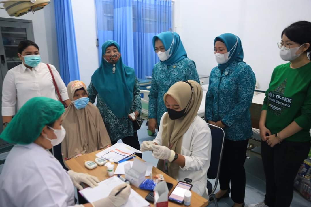 Ketua Tim Penggerak Pemberdayaan Kesejahteraan Keluarga (TP PKK) Provinsi Sumatera Utara (Sumut) Nawal Lubis meminta masyarakat agar mau divaksin. Sehingga target vaksinasi sebesar 70% tercapai seluruhnya di Sumut.