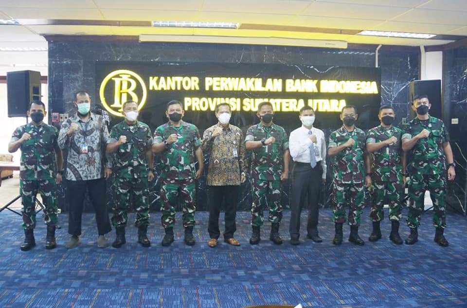 Pangdam I/BB Mayjen TNI Hassanudin, S.I.P., M.M., menerima hibah 2 unit kendaraan dari Bank Indonesia untuk Kodam I/BB di kantor Perwakilan BI Provinsi Sumut Jalan Balai Kota Medan, Rabu (22/12/2021).