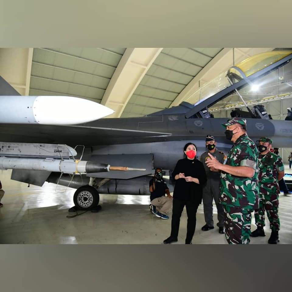 Kepala Staf Angkatan Udara (Kasau) Marsekal TNI Fadjar Prasetyo, S.E., M.P.P., mendampingi Ketua DPR RI, Puan Maharani, meninjau program EMLU (Enhanced Mid Life Update) pesawat tempur F-16 TNI AU, di Lanud Iswahjudi, Maospati, Jawa Timur, Selasa (21/12/2021).