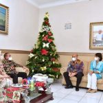 Gubernur Sumatera Utara (Sumut) Edy Rahmayadi bersama Ketua Tim Penggerak Pemberdayaan dan Kesejahteraan Keluarga (TP PKK) Sumut Nawal Lubis, serta OPD Pemprov Sumut, Sabtu (25/12/2021), bersilaturahmi ke sejumlah kediaman Forum Koordinasi Pimpinan Daerah (Forkopimda) yang melaksanakan perayaan Natal tahun 2021.