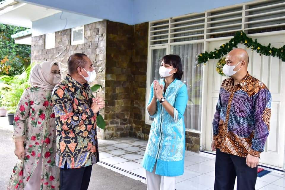 Gubernur Sumatera Utara (Sumut) Edy Rahmayadi bersama Ketua Tim Penggerak Pemberdayaan dan Kesejahteraan Keluarga (TP PKK) Sumut Nawal Lubis, serta OPD Pemprov Sumut, Sabtu (25/12/2021), bersilaturahmi ke sejumlah kediaman Forum Koordinasi Pimpinan Daerah (Forkopimda) yang melaksanakan perayaan Natal tahun 2021.