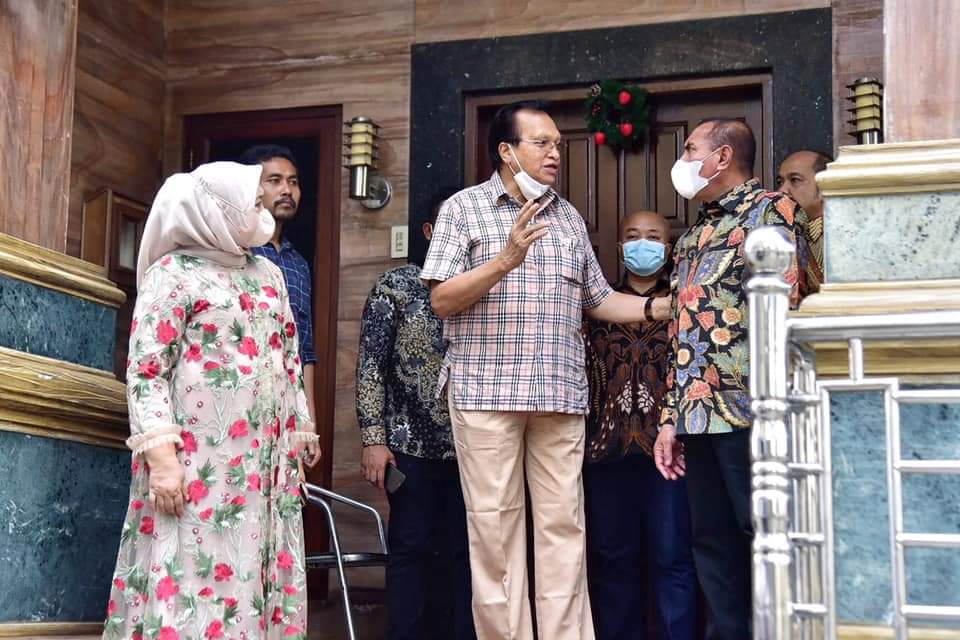 Gubernur Sumatera Utara (Sumut) Edy Rahmayadi bersama Ketua Tim Penggerak Pemberdayaan dan Kesejahteraan Keluarga (TP PKK) Sumut Nawal Lubis, serta OPD Pemprov Sumut, Sabtu (25/12/2021), bersilaturahmi ke sejumlah kediaman Forum Koordinasi Pimpinan Daerah (Forkopimda) yang melaksanakan perayaan Natal tahun 2021.