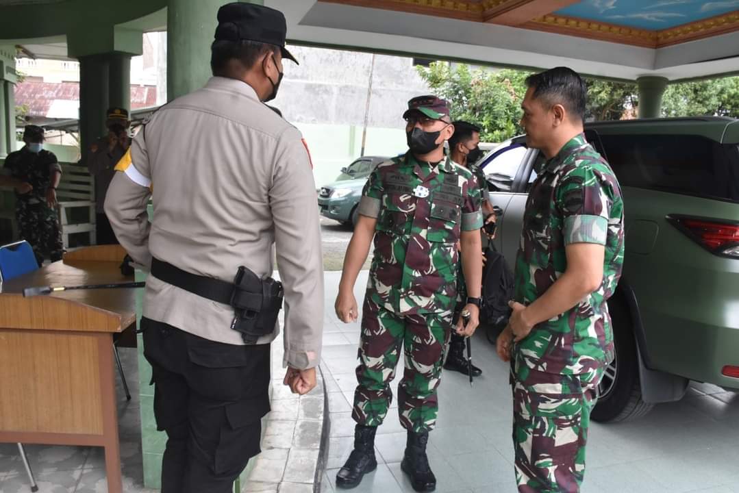 Danrem 022/PT Kolonel Inf Parlindungan Hutagalung, S.A.P tinjau Pos Pam Operasi Lilin Toba 2021 diwilayah hukum Kota Tebing Tinggi, tepatnya di Terminal Bandar Kajum dan Pos Pam Simpang Beo, Minggu, (26/12/2021).