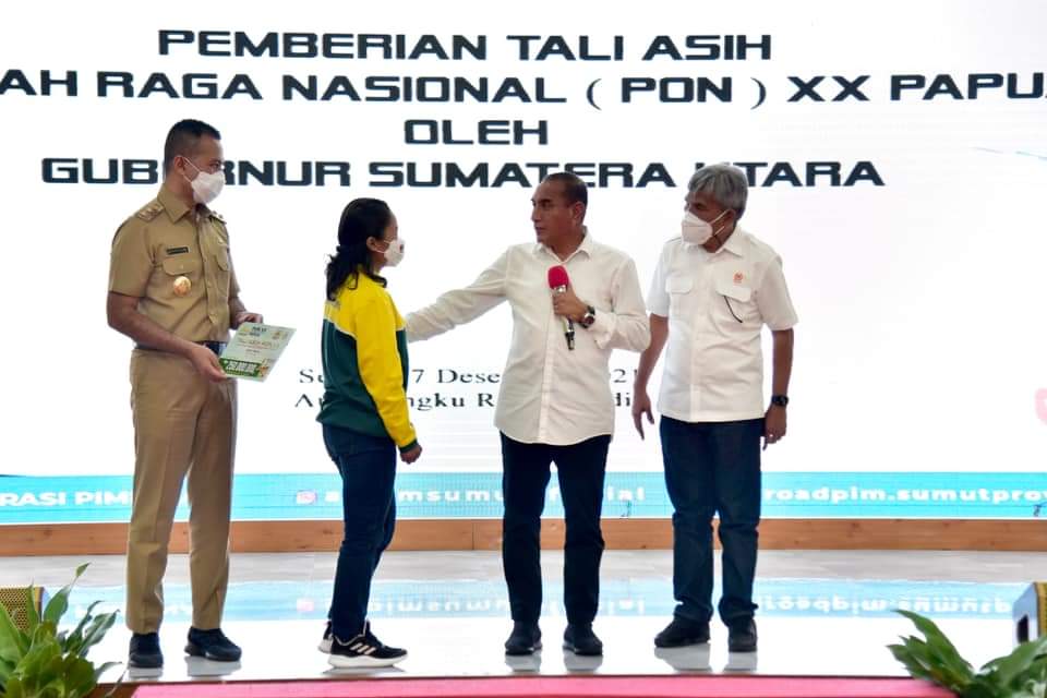 Gubernur Sumatera Utara (Sumut) Edy Rahmayadi menyerahkan bonus dengan total Rp11,1 miliar kepada atlet dan pelatih peraih medali di Pekan Olahraga Nasional (PON) XX 2021.
