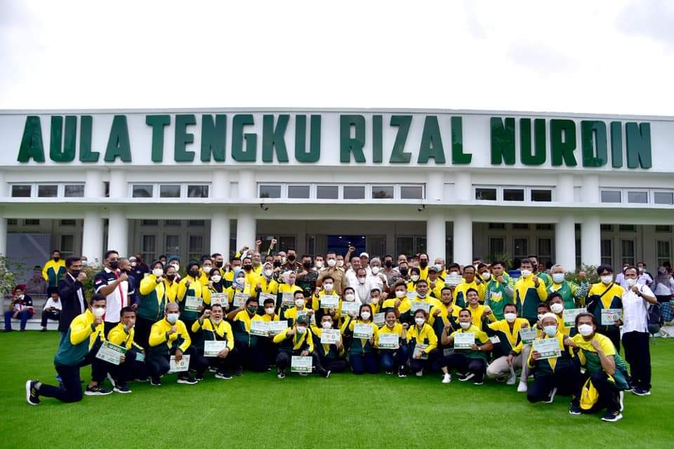 Gubernur Sumatera Utara (Sumut) Edy Rahmayadi menyerahkan bonus dengan total Rp11,1 miliar kepada atlet dan pelatih peraih medali di Pekan Olahraga Nasional (PON) XX 2021. 