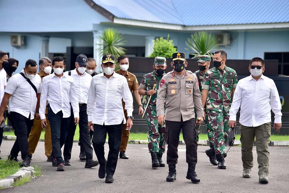 Akibat curah hujan yang tinggi, sejumlah desa atau kelurahan yang ada di 16 Kecamatan di Kabupaten Mandailing Natal (Madina) diterjang banjir dan tanah longsor. Bencana alam ini mengakibatkan ribuan rumah dan bangunan terendam.