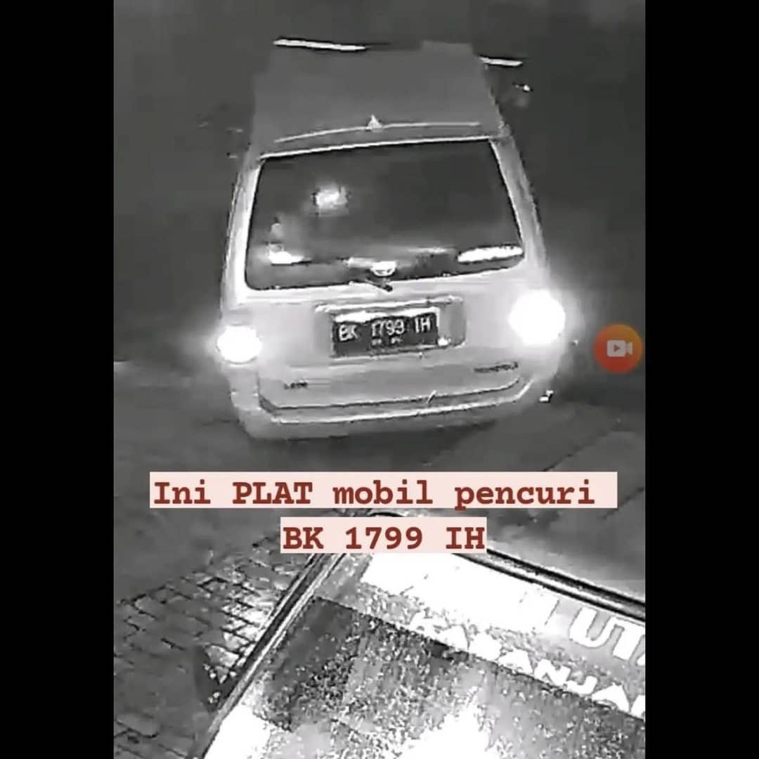 Toko Deli Utama Kabanjahe Kemalingan Sebuah Mobil Pickup, Aksi Pelaku Terekam di CCTV 