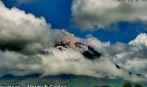 Gunung Merapi di perbatasan Provinsi Jawa Tengah dan Daerah Istimewa Yogyakarta meluncurkan awan panas guguran dengan jarak luncur sejauh 2.000 meter ke arah barat daya pada Minggu (12/12/2021).