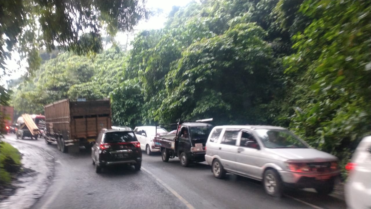Sebuah truk yang rusak di ruas badan jalan persisnya lewat tikungan PDAM Tirtanadi Desa Sembahe, Kecamatan Sibolangit, Deli Serdang telah menyebabkan kemacatan parah dari arah Medan-Berastagi dan sebaliknya pada Kamis (2/12/2021) petang.