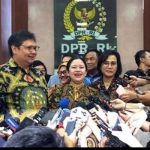 Jakarta, Karosatuklik.com - Ketua Komisi II DPR RI Ahmad Doli Kurnia mengatakan, baru akan membahas mengenai hari H Pemilu 2024 di tahun depan atau 2022, bersama Mendagri, KPU, Bawaslu, dan DKPP. Adapun ini menyusul keinginan KPU untuk dibahas 7 Desember 2021, lantaran diklaim hari H Pemilu 2024 sudah menemukan kata sepakat. "Kami di Komisi II, tadi kami baru rapat dan merencanakan nanti akan menggelar raker komisi II dengan mendagri dengan seluruh penyelenggara pemilu nanti masa sidang setelah reses. Tahun depan, supaya lebih matang," kata Doli, Jakarta, Kamis (2/12/2021). Terkait soal keinginan KPU soal dibahas 7 Desember 2021, Politikus Golkar ini mengingatkan bahwa DPR tak bisa diintervensi dan memiliki agenda sendiri. "Jadi tolong hormati DPR, jadi enggak bisa didikte harus tanggal 7. Jadi DPR ini adalah lembaga negara yang punya agenda sendiri yang punya perencanaan sendiri," kata Doli. Diklaim Disepakati Hari H Pemilu 2024 disebut menemukan titik terang. Baik Komisi Pemilihan Umum (KPU), pemerintah dan DPR juga disebut telah sepakat dengan tanggal 21 Februari. Klaim tersebut disampaikan langsung oleh Komisioner KPU Pramono Ubaid. Menurutnya, semua pihak menghormati kewenangan lembaganya dalam menetapkan tanggal pemungutan suara. Sebagai tindak lanjut dan penetapan tanggal, KPU telah menyurati Komisi II DPR agar menindaklanjuti pembahasan jadwal Pemilu 2024 KPU pun telah mengirimkan surat permohonan konsultasi dalam forum rapat dengar pendapat (RDP) untuk membahas rancangan Peraturan KPU tentang Tahapan, Program, dan Jadwal Pemilu 2024. Pramono mengatakan, dalam surat tersebut KPU berharap RDP bisa dilaksanakan pada tanggal 7 Desember atau paling lambat sebelum memasuki masa reses. Dia menjelaskan, sifatnya masih berkonsultasi untuk menemukan aturan di Pemilu 2024, meskipun drafnya sudah disiapkan. "Ya belum (disepakati). Kan baru kita kirimkan surat permohonan konsultasinya. Tapi nanti kan proses pembahasan kan masih berlangsung dalam RDP nanti. Ya kita menunggu undangan RDP dari DPR," kata Pramono kepada Liputan6.com, Rabu (1/12/2021). (Liputan6.com)