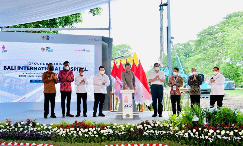 Presiden RI Joko Widodo (Jokowi) melakukan groundbreaking atau peletakan batu pertama pembangunan Rumah Sakit (RS) Internasional Bali