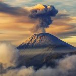 Gunung Semeru di Kabupate Lumajang, Jawa Timur dikabarkan melutus, pada Sabtu (4/12/2021), sekitar pukul 15.00 WIB. Warga pun berhamburan menyelamatkan diri dari awan panas erupsi.