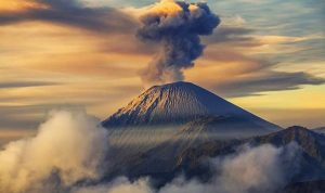 Gunung Semeru di Kabupate Lumajang, Jawa Timur dikabarkan melutus, pada Sabtu (4/12/2021), sekitar pukul 15.00 WIB. Warga pun berhamburan menyelamatkan diri dari awan panas erupsi.