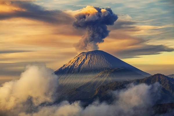 Gunung Semeru di Kabupate Lumajang, Jawa Timur dikabarkan melutus, pada Sabtu (4/12/2021), sekitar pukul 15.00 WIB. Warga pun berhamburan menyelamatkan diri dari awan panas erupsi.