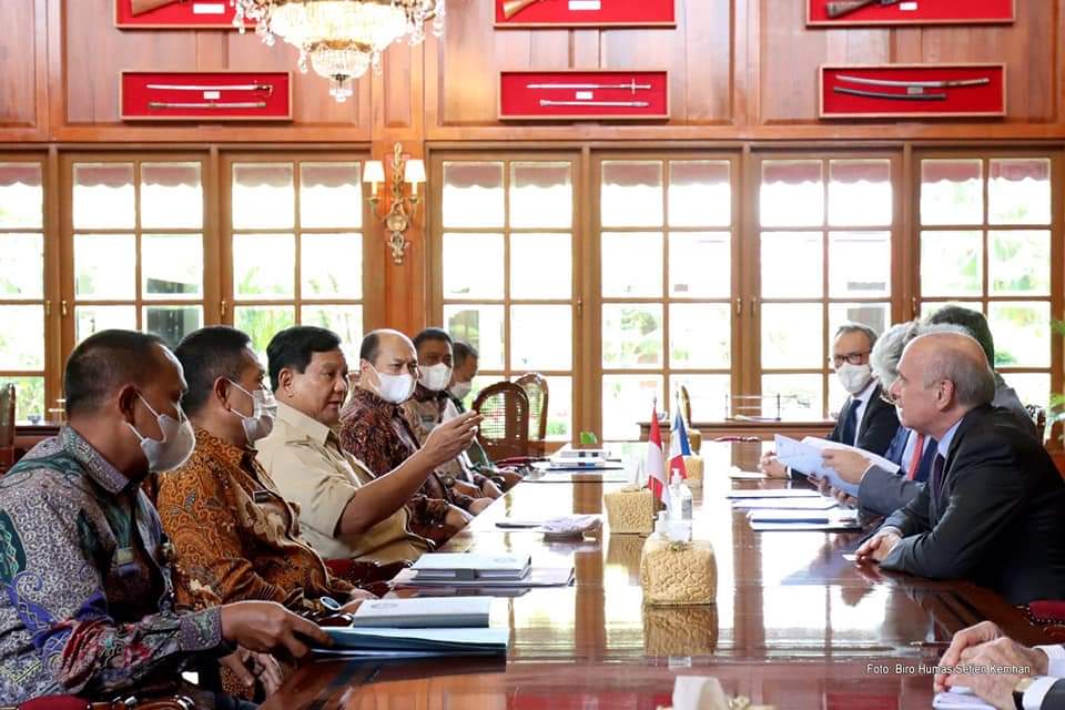 Menteri Pertahanan RI (Menhan) Prabowo Subianto menerima kunjungan kehormatan Duta Besar (Dubes) Prancis untuk Indonesia, H.E. Mr. Olivier Chambard dan tim Naval Group Prancis di Kementerian Pertahanan, Jakarta, Jumat (10/12/2021).