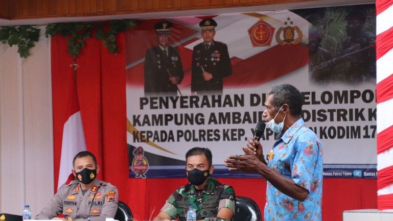 KKB kelompok Kampung Ambaidiru, Distrik Kosiwo, Kepulauan Yapen, Papua menyerahkan diri. Mereka melaksanakan apel dan mencium merah putih sebagai tanda kembali ke Negara Kesatuan Republik Indonesia (NKRI).