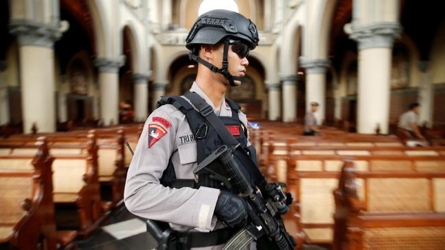Kepolisian Negara Republik Indonesia (Polri) mengerahkan 44.582 personel untuk melakukan pengamanan di sejumlah gereja dalam rangka Operasi Lilin pengamanan Natal 2021 dan Tahun Baru 2022.