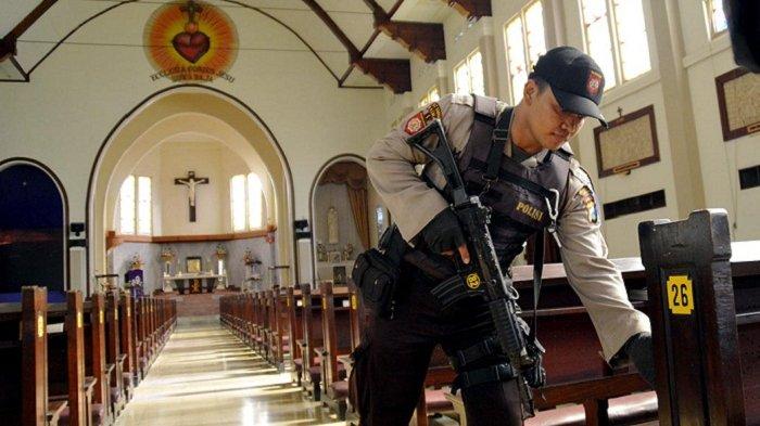  Kepolisian Negara Republik Indonesia (Polri) mengerahkan 44.582 personel untuk melakukan pengamanan di sejumlah gereja dalam rangka Operasi Lilin pengamanan Natal 2021 dan Tahun Baru 2022.