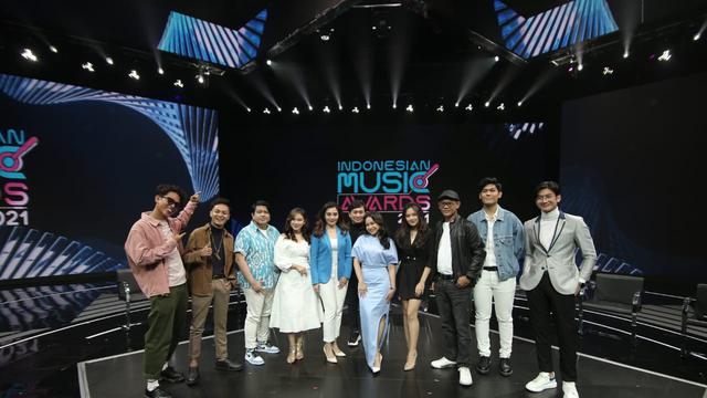 Ajang penghargaan bergengsi bagi insan musisi Tanah Air, Indonesian Music Awards 2021 bakal digelar pada Senin (6/12/2021). Acara ini akan disiarkan langsung dari Studio RCTI+.